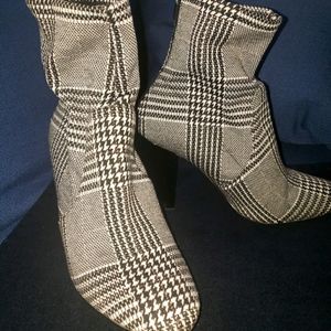 Size 9 Aldo plaid boot, zipper back
